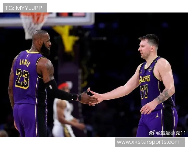 东契奇上半场狂砍32分詹姆斯无奈在替补席打哈欠观战 东契奇上半场狂砍32分詹姆斯无奈在替补席打哈欠观战