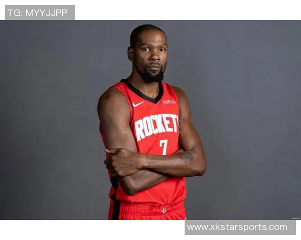 杜兰特场边轻松愉快与火箭助教艾维畅谈免战牌背后心态揭秘 杜兰特场边轻松愉快与火箭助教艾维畅谈免战牌背后心态揭秘